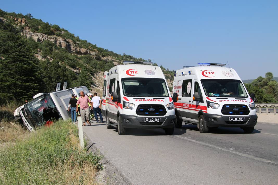 Kütahya’da yolcu otobüsü devrildi! Yaralılar var… 21